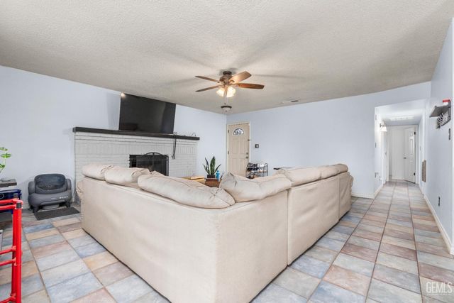 8767 Greenfield Park Drive, Bakersfield, CA 93307