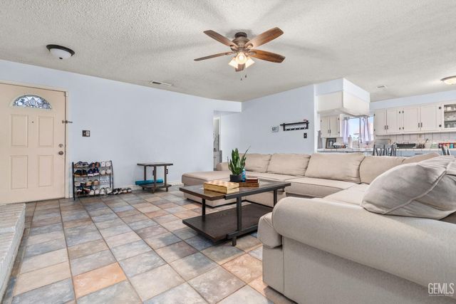 8767 Greenfield Park Drive, Bakersfield, CA 93307