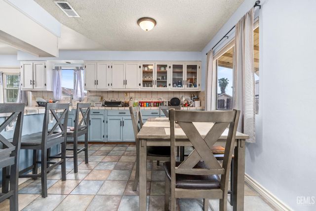 8767 Greenfield Park Drive, Bakersfield, CA 93307