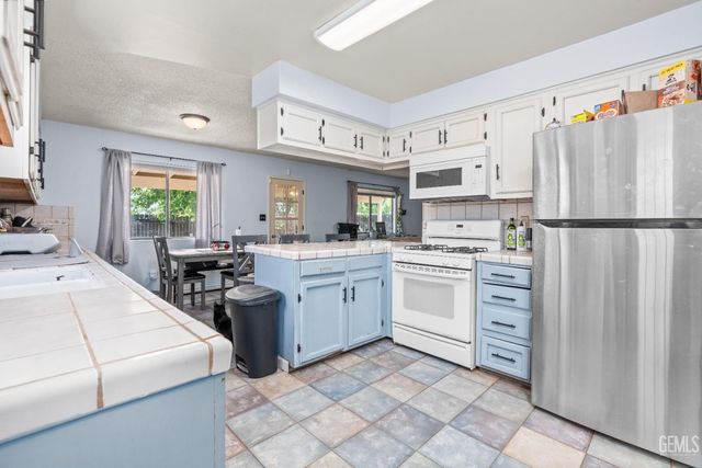 8767 Greenfield Park Drive, Bakersfield, CA 93307