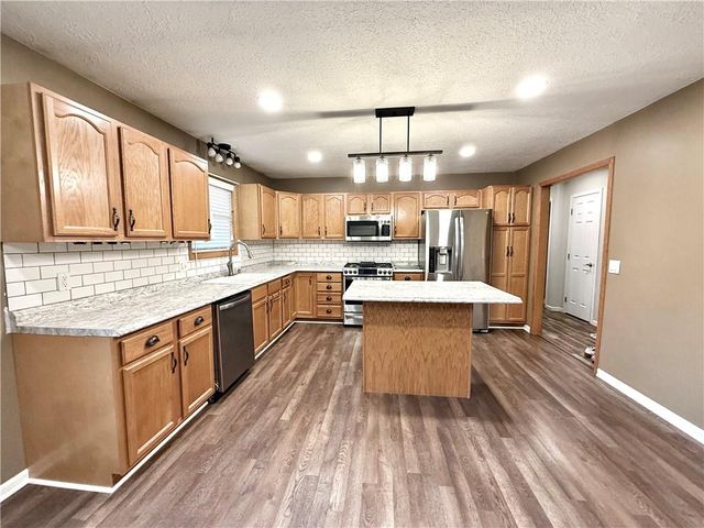 311 S COUNTRY CLUB Road, Maryville, MO 64468