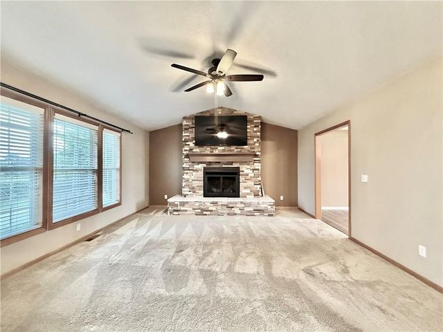 311 S COUNTRY CLUB Road, Maryville, MO 64468