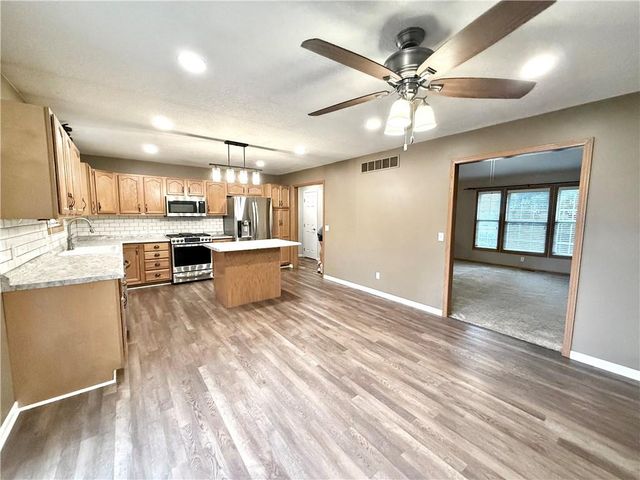 311 S COUNTRY CLUB Road, Maryville, MO 64468