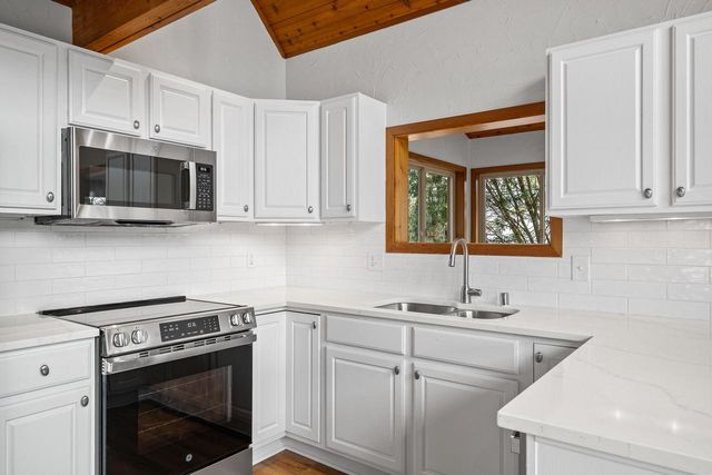 242 Waubun DRIVE, Fontana, WI 53125