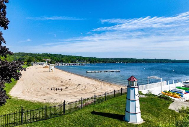 242 Waubun DRIVE, Fontana, WI 53125