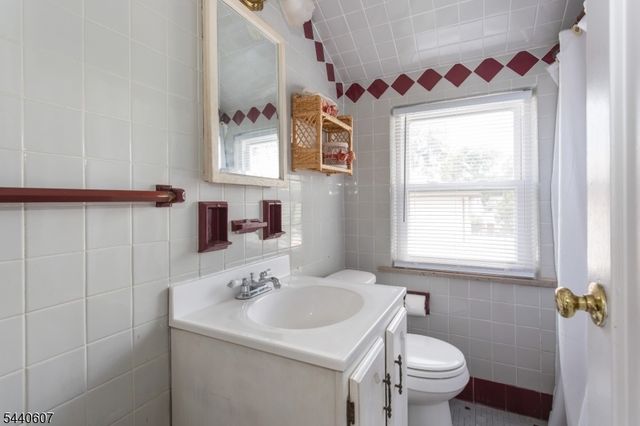 126 18Th Ave, Elmwood Park Boro, NJ 07407