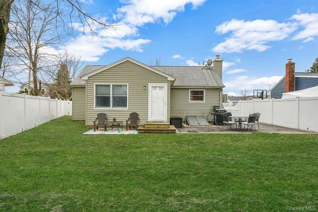 11 Nehring Avenue, Babylon, NY 11702