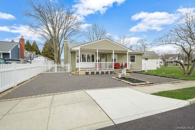 11 Nehring Avenue, Babylon, NY 11702