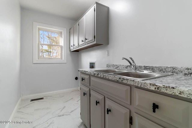 604 Lake Forest Pkwy, Louisville, KY 40245