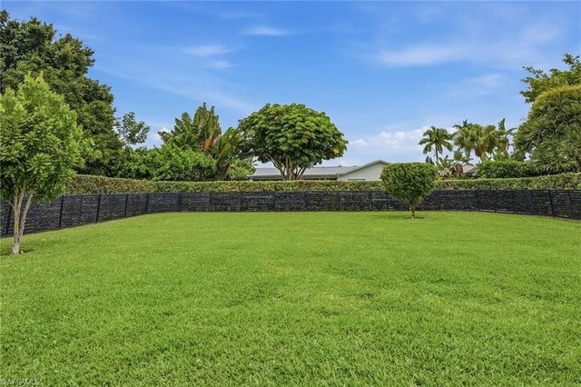 425 Pine Lake DR, Naples, FL 34112