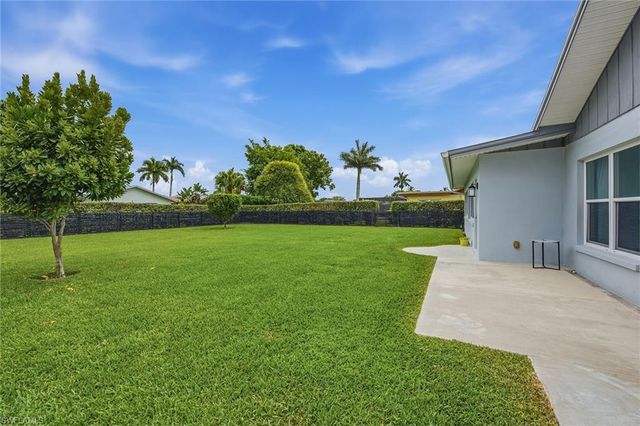 425 Pine Lake DR, Naples, FL 34112