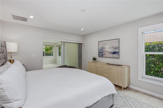 425 Pine Lake DR, Naples, FL 34112