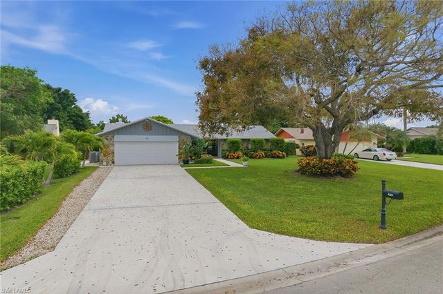 425 Pine Lake DR, Naples, FL 34112