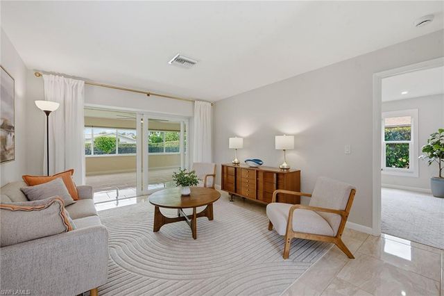 425 Pine Lake DR, Naples, FL 34112