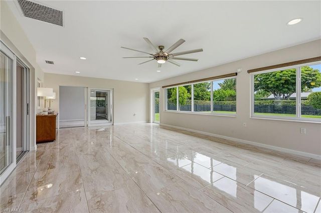 425 Pine Lake DR, Naples, FL 34112