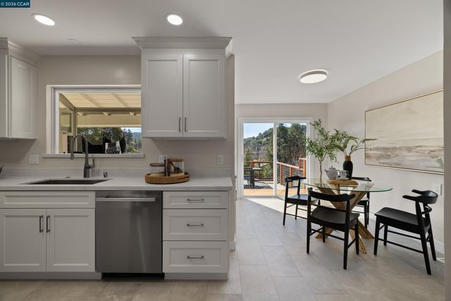 1020 Sanders Dr, Moraga, CA 94556