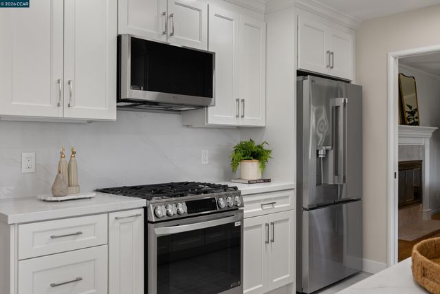 1020 Sanders Dr, Moraga, CA 94556