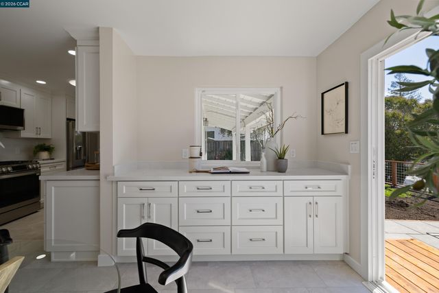 1020 Sanders Dr, Moraga, CA 94556