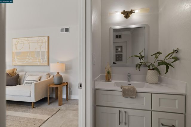 1020 Sanders Dr, Moraga, CA 94556