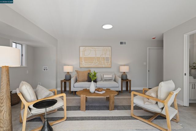 1020 Sanders Dr, Moraga, CA 94556