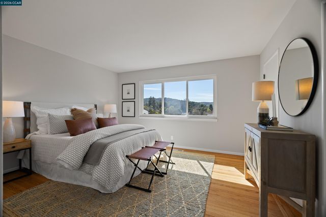 1020 Sanders Dr, Moraga, CA 94556