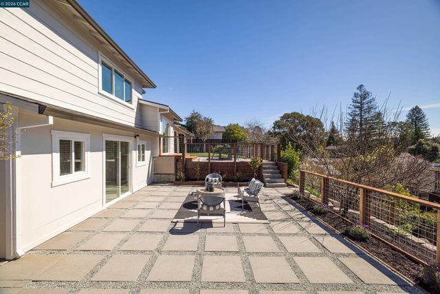 1020 Sanders Dr, Moraga, CA 94556