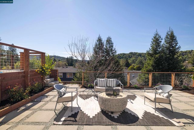 1020 Sanders Dr, Moraga, CA 94556