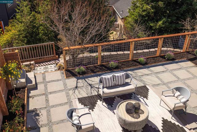 1020 Sanders Dr, Moraga, CA 94556