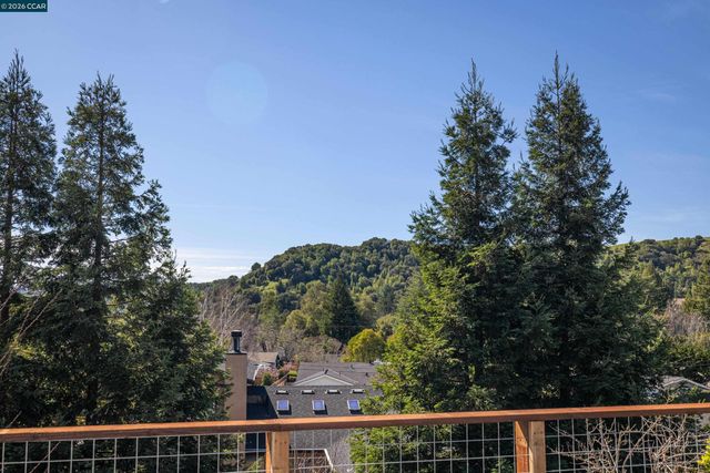 1020 Sanders Dr, Moraga, CA 94556