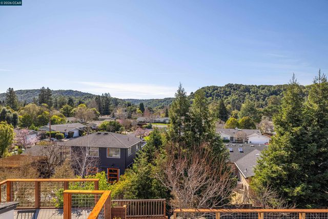 1020 Sanders Dr, Moraga, CA 94556