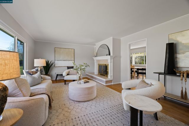 1020 Sanders Dr, Moraga, CA 94556