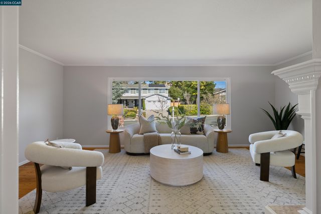 1020 Sanders Dr, Moraga, CA 94556