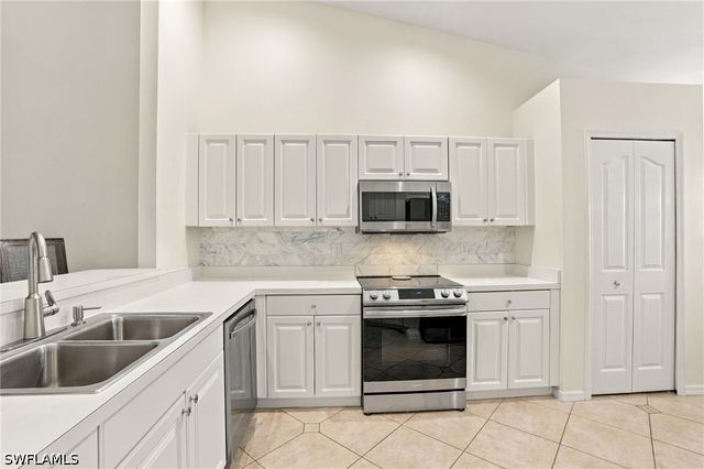5253 Whitten DR, Naples, FL 34104