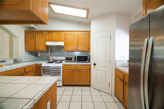 8871 Avocado Avenue, Hesperia, CA 92345