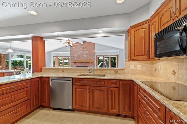 11295 Hillcrest Drive, Plymouth, MI 48170