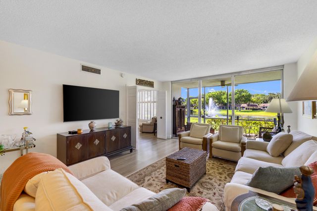 3621 Oaks Clubhouse Dr. Drive 104, Pompano Beach, FL 33069