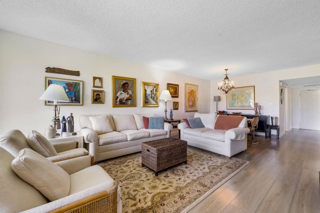 3621 Oaks Clubhouse Dr. Drive 104, Pompano Beach, FL 33069