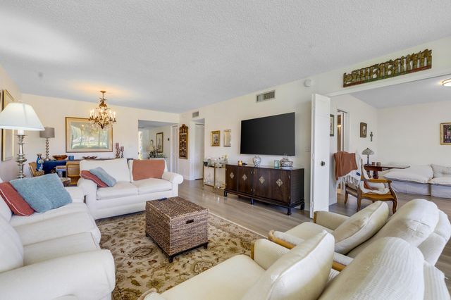 3621 Oaks Clubhouse Dr. Drive 104, Pompano Beach, FL 33069