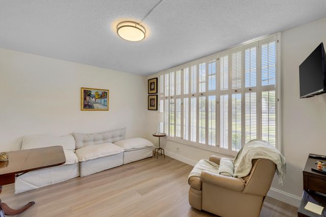 3621 Oaks Clubhouse Dr. Drive 104, Pompano Beach, FL 33069