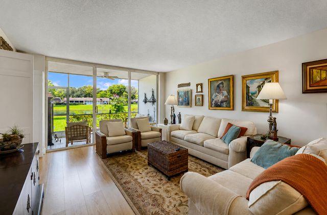 3621 Oaks Clubhouse Dr. Drive 104, Pompano Beach, FL 33069