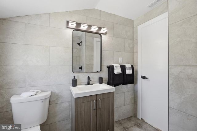 8004 GLADSTONE RD, Glenside, PA 19038