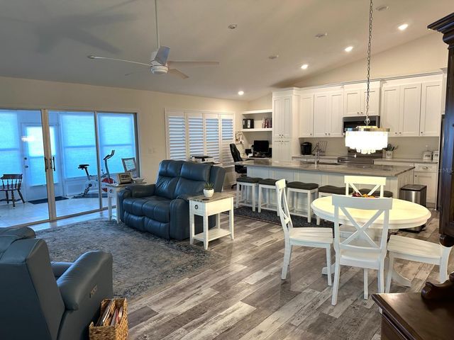 14609 LORIDAWN DRIVE 4, Seminole, FL 33776