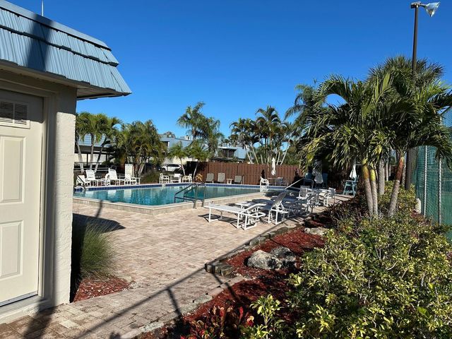 14609 LORIDAWN DRIVE 4, Seminole, FL 33776