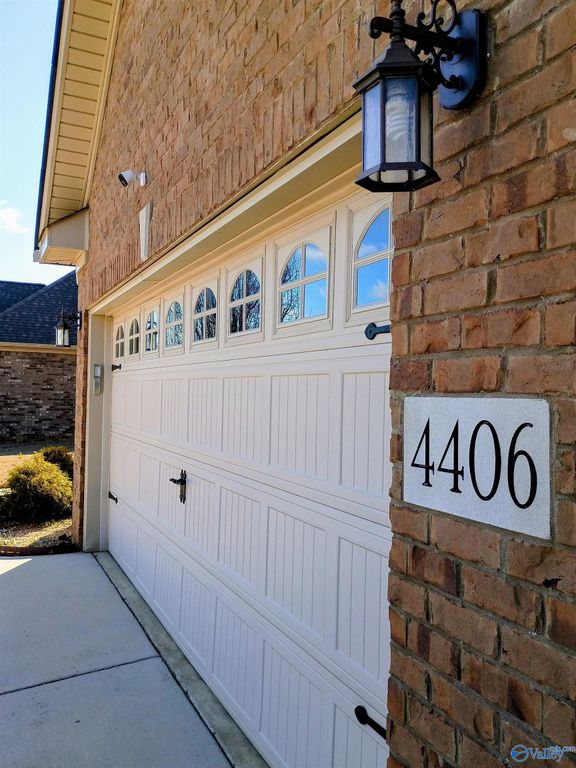 4406 Coatsbridge Drive SE, Owens Cross Roads, AL 35763