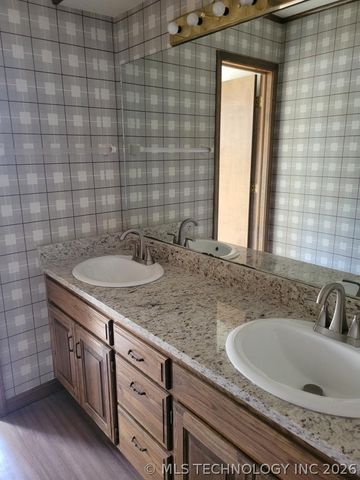 1608 S Laurel Avenue, Broken Arrow, OK 74012