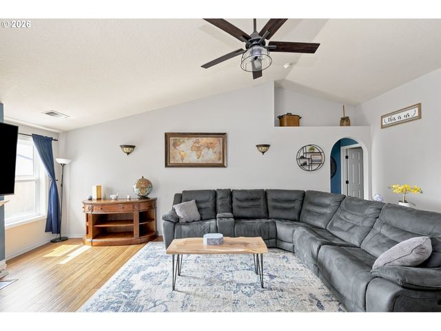 206 Hauser Ct, Molalla, OR 97038