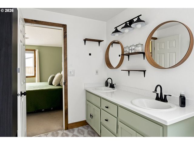 206 Hauser Ct, Molalla, OR 97038