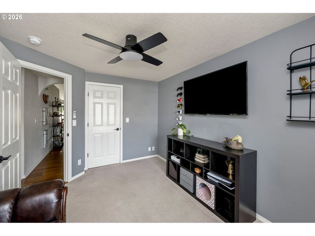 206 Hauser Ct, Molalla, OR 97038