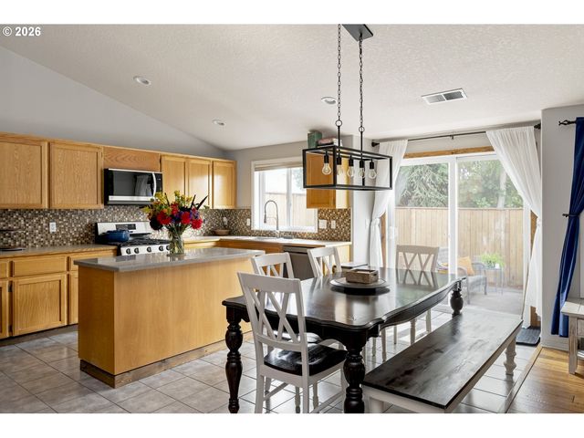206 Hauser Ct, Molalla, OR 97038