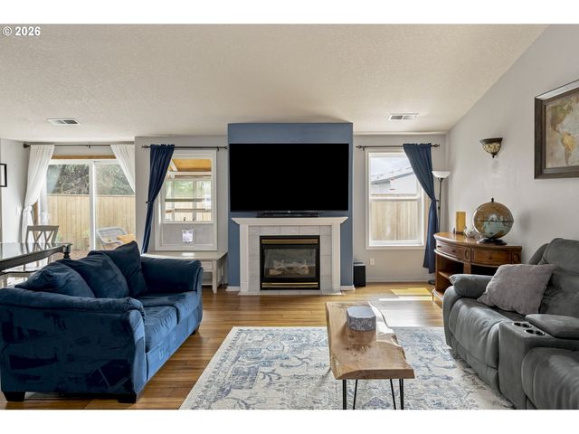 206 Hauser Ct, Molalla, OR 97038